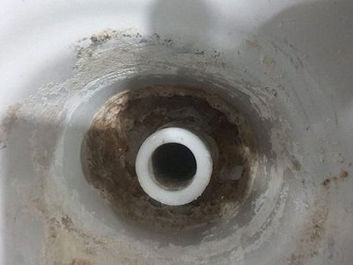 홍파동 하수구막힘 배관 연결부와 공용 배수 구간을 살펴보는 점검 장면
